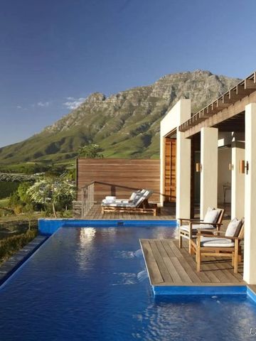 Luxuriöse Villa mit privatem Pool und Bergblick bei Sonnenuntergang
