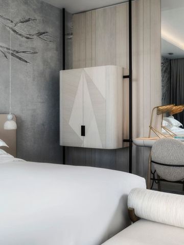 Modernes Schlafzimmerdesign mit stilvollen Details und Wandkunst