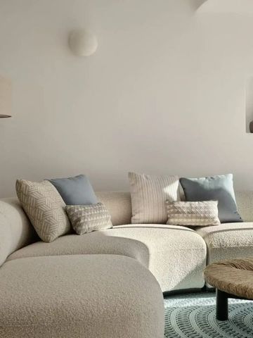 Gemütliche Lounge mit stilvollen Sofas und moderner Dekoration