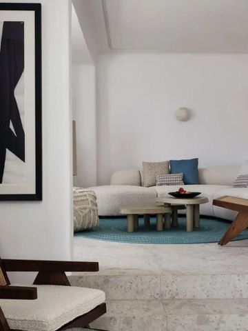 Elegante Sitzecke in modernem Design mit Kunstwerk im Hotelzimmer