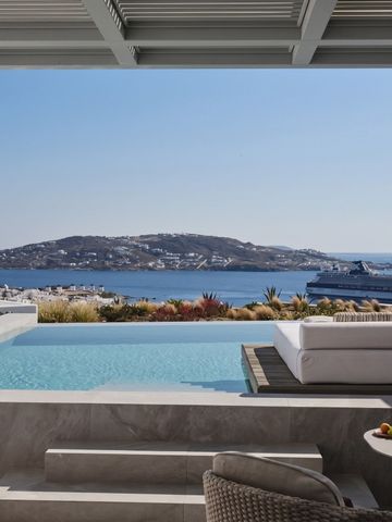 Privater Infinity Pool mit Blick auf das Meer und eine idyllische Insel