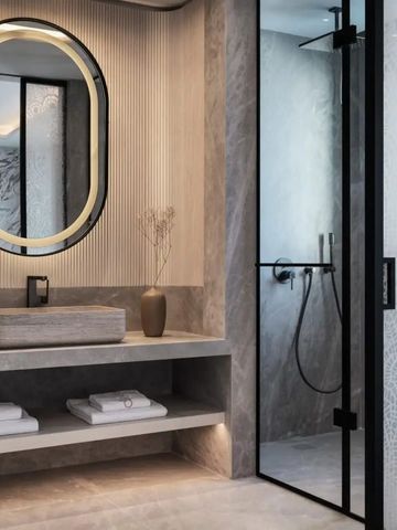 Luxuriöses Badezimmer mit eleganter Beleuchtung und großer Dusche