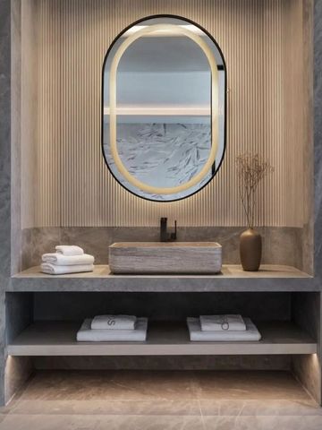 Luxuriöses Waschbecken im Badezimmer mit beleuchtetem Spiegel