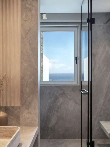 Duschbereich mit Fenster und Aussicht im eleganten Badezimmer