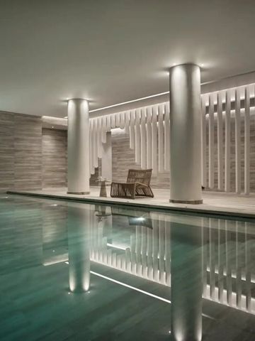 Innenansicht eines eleganten, modernen Pools mit Sitzecke