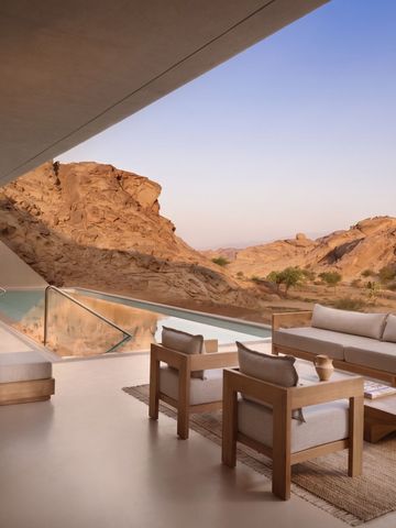 Terrasse mit gemütlichen Sitzbereichen und spektakulärem Wüstenpanorama im Desert Rock Resort