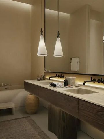 Elegantes Badezimmer mit Doppelwaschbecken und stimmungsvoller Beleuchtung