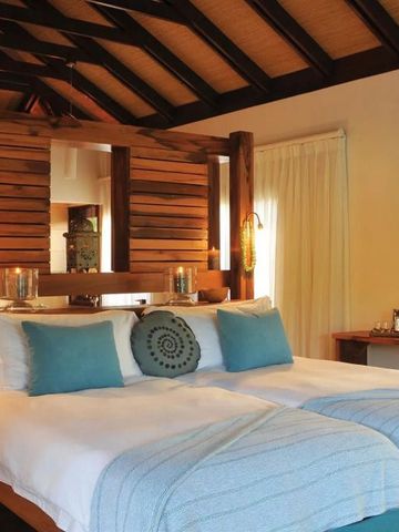 Gemütliches Schlafzimmer in der Villa mit Holzdekor und luxuriöser Einrichtung