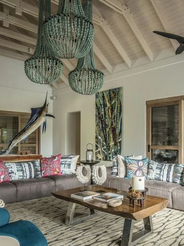 Eleganter Sitzbereich mit großen Kronleuchtern und dekorativen Kissen