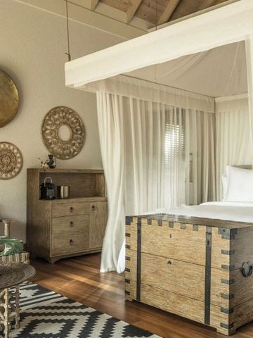 Geräumiges Schlafzimmer mit Himmelbett und rustikalen Akzenten