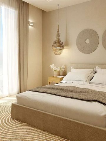 Helles, elegantes Schlafzimmer mit modernen Dekorationen und großem Fenster.