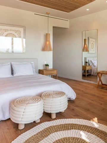 Stilvolles Schlafzimmer mit Holzelementen und gemütlicher Atmosphäre.