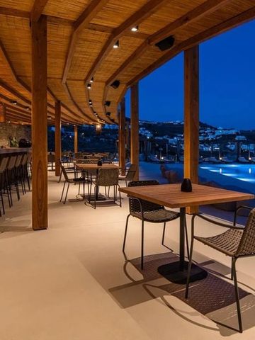 Bar- und Sitzbereich mit Meerblick bei Nacht