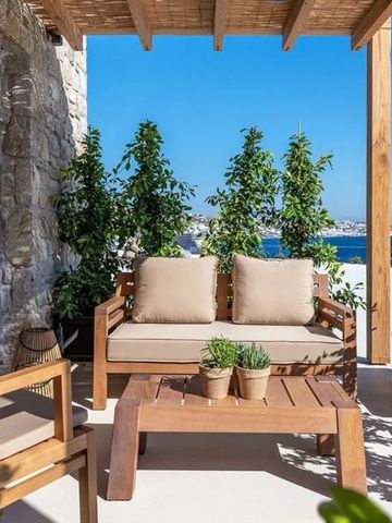 Gemütlicher Balkon mit Pflanzen und Meerblick