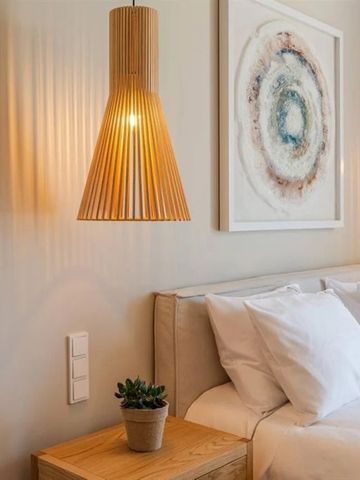 Elegantes Hotelzimmer mit gemütlichem Bett und Kunstwerk