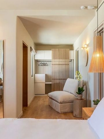 Geräumiges Hotelzimmer mit Holzmöbeln und Sofa
