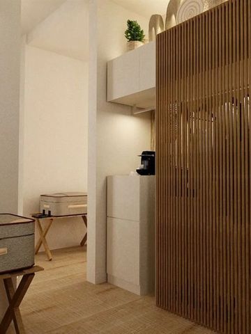 Elegantes Hotelzimmer mit stilvollen Holzelementen und moderner Einrichtung