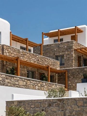 Moderne Hotelarchitektur mit Stein- und Holzelementen und blauen Himmel im Hintergrund