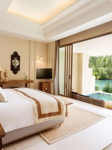 Geräumiges Zimmer mit Himmelbett und privatem Pool mit Gartenblick