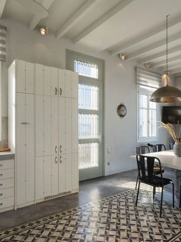 Stilvolles Interieur im Dexamenes Seaside Hotel mit Esstisch und Designer-Elementen.