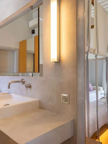 Hotelzimmer mit Waschbecken und Blick auf das Meer im Hintergrund