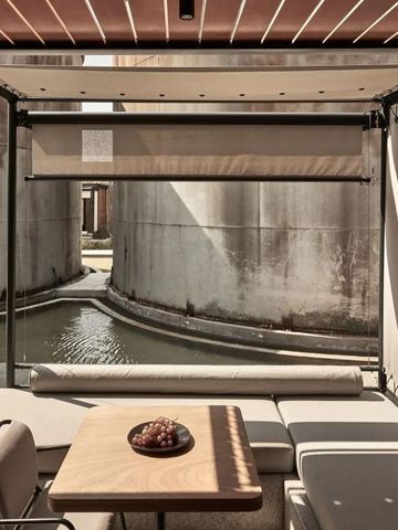 Sitzbereich mit Ausblick auf moderne Architektur im Freien