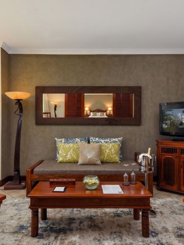 Elegante Sitzecke in der Suite mit Sofa und Flachbildfernseher