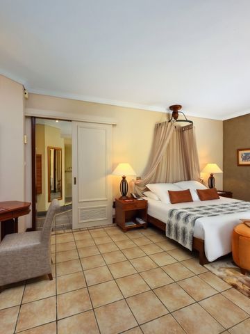 Stilvolles Schlafzimmer mit Doppelbett und Schreibtisch
