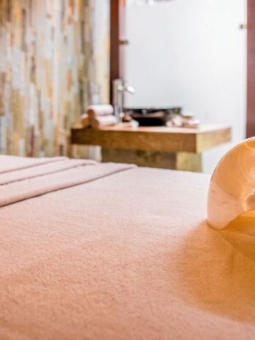 Spa-Behandlungszimmer mit entspannendem Dekor und Schalentierelement