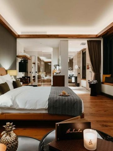 Luxuriöses Hotelzimmer mit Kingsize-Bett und stilvoller Beleuchtung