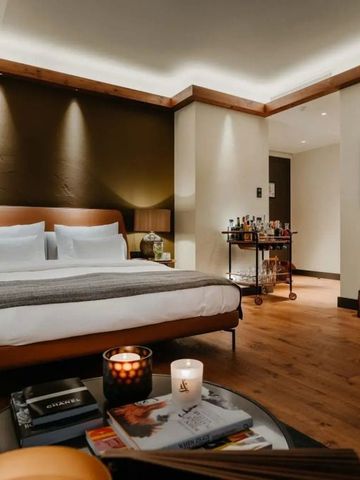 Modernes Hotelzimmer mit stilvoller Einrichtung und Annehmlichkeiten