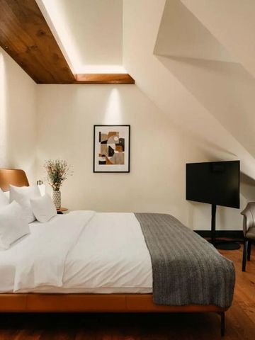 Komfortables Hotelzimmer unter Dachschräge mit stilvollem Interieur