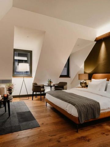 Luxuriöses Hotelzimmer mit Holzböden und gemütlichem Sitzbereich
