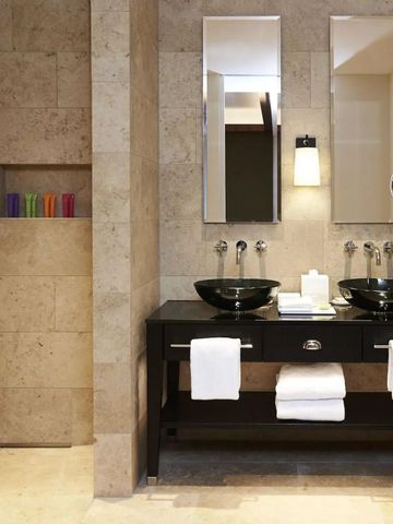 Luxuriöses Badezimmer mit Doppelwaschbecken und moderner Ausstattung
