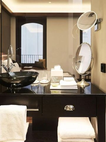 Modernes Badezimmer mit elegantem Waschbecken und Spiegel