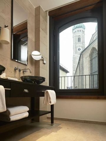 Badezimmer mit Fensterblick auf die Münchner Frauenkirche