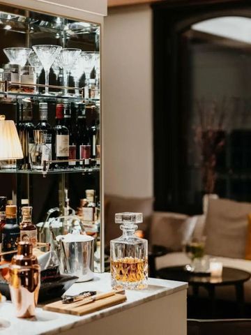 Elegante Hotelbar mit Gläsern und Spirituosenauswahl.