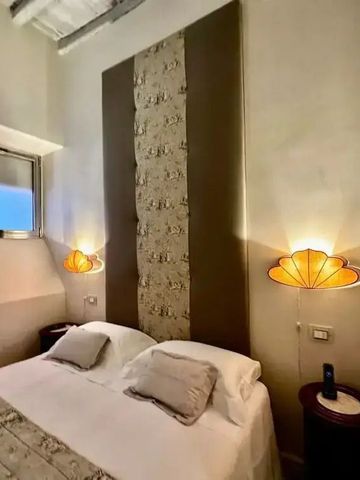 Gemütliches Hotelzimmer mit Doppelbett und eleganter Beleuchtung.