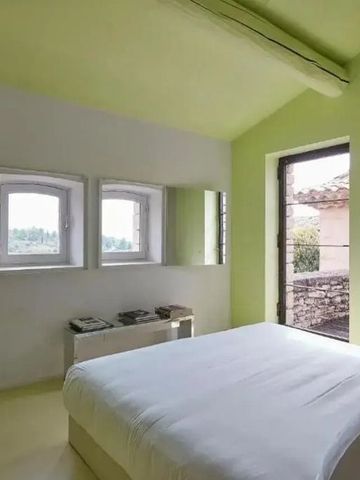 Modernes und helles Schlafzimmer mit Blick auf die Natur im Hotel Domaine des Andeols