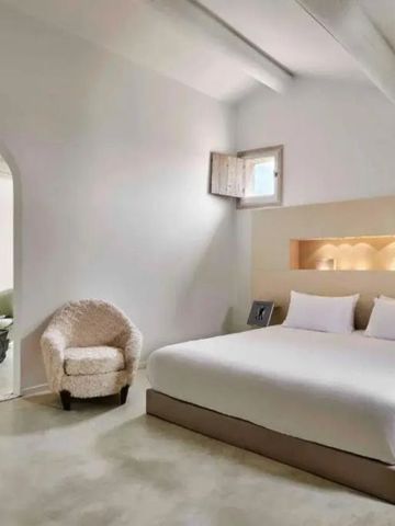 Geräumiges und elegant eingerichtetes Schlafzimmer mit heller Dekoration im Hotel Domaine des Andeols