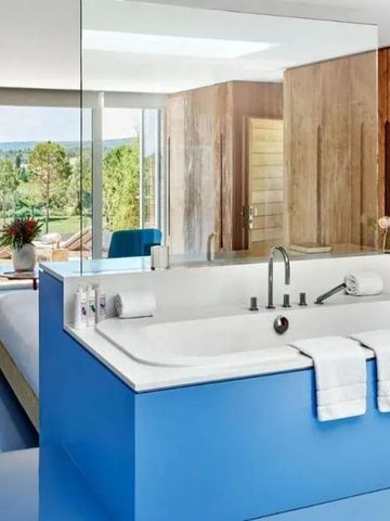 Offenes Badezimmer mit Badewanne und Blick auf die umliegende Landschaft