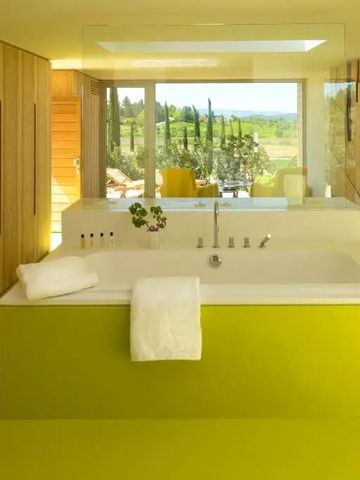 Große Badewanne in gelbem Badezimmer mit weiter Aussicht