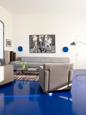 Moderne Lounge im Hotel mit blauem Boden und stilvollen Möbeln