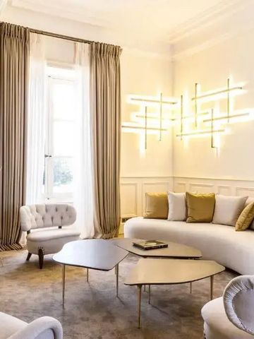 Helles Wohnzimmer mit Designerbeleuchtung und eleganter Einrichtung