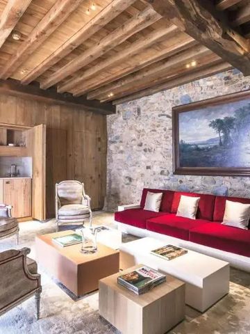 Wohnbereich mit Holzbalkendecke und eleganten Möbeln im traditionellen Stil