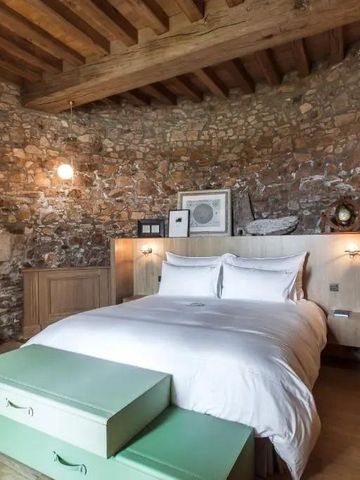 Charmantes Zimmer mit rustikaler Steinwand und Holzbalkendecke im Hotel Domaine des Etangs