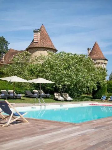 Außenpool mit Liegestühlen und Schlossansicht im Hintergrund im Hotel Domaine des Etangs
