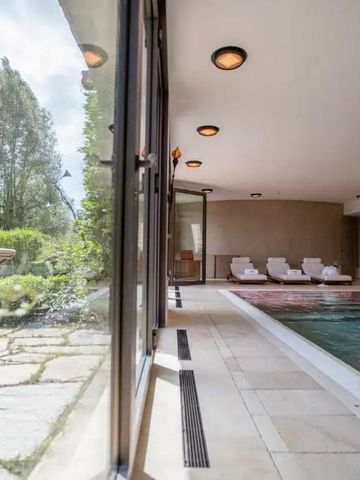 Eleganter Indoor-Pool mit Blick auf den Garten im Hotel Domaine des Etangs