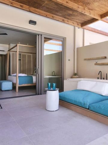 Terrasse mit Jacuzzi und Blick auf modernes Schlafzimmer im Freien
