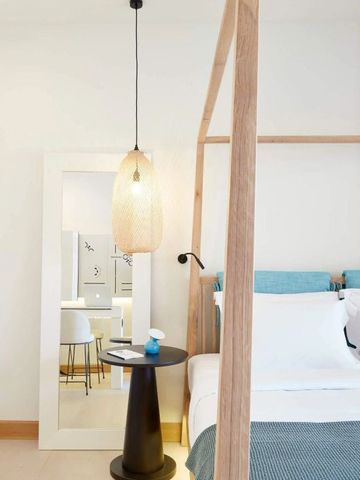 Komfortables Zimmer mit modernem Baldachinbett und stilvollem Interieur